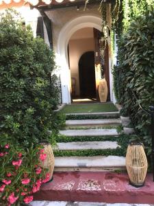 a stairway leading to a house with plants and flowers at La Marjolaine in Juan-les-Pins