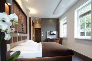 Postel nebo postele na pokoji v ubytování Hotel und Weinhaus Zum Krug
