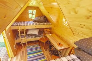 an overhead view of a wooden cabin with two bunk beds at Kargaja Kuke Saun & Kämping in Padakõrve