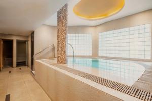 JEN Singapore Tanglin by Shangri-La内部或周边的泳池