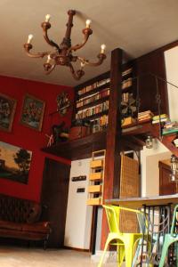 Perpustakaan di rumah tamu ini