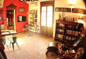 Perpustakaan di rumah tamu ini