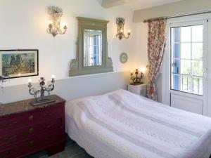 ガレリアにあるHoliday Home Primavera - GAL201 by Interhomeのベッドルーム1室(ベッド1台、ドレッサー、鏡付)