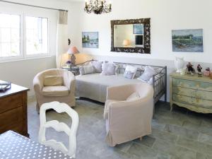 ガレリアにあるHoliday Home Primavera - GAL201 by Interhomeのベッドルーム1室(ベッド1台、椅子2脚、鏡付)