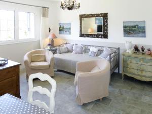 Un dormitorio con una cama y dos sillas y un espejo. en Holiday Home Primavera-2 by Interhome, en Galeria