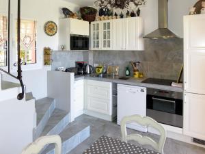 ガレリアにあるHoliday Home Primavera - GAL201 by Interhomeのキッチン(白いキャビネット、白い電化製品付)