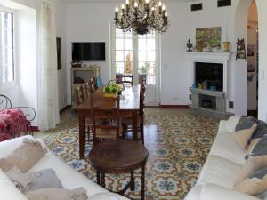 uma sala de estar com uma mesa e uma sala de jantar em Holiday Home Primavera - GAL200 by Interhome em Galéria