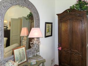um quarto com um espelho, um candeeiro e uma cómoda em Holiday Home Primavera - GAL200 by Interhome em Galéria