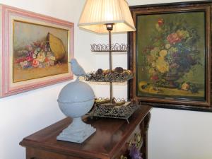 una mesa con una lámpara y un pájaro sentado en ella en Holiday Home Primavera-1 by Interhome, en Galeria 24 fotos más