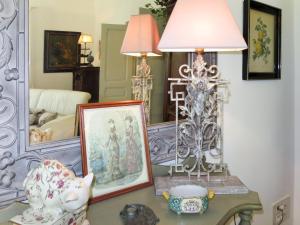 um quarto com uma mesa com um candeeiro e um espelho em Holiday Home Primavera - GAL200 by Interhome em Galéria