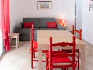 セルヴィオーヌにあるApartment Valledoro - MNI142 by Interhomeのリビングルーム(テーブル、椅子、ソファ付)
