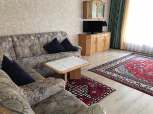 ein Wohnzimmer mit einem Sofa und einem Tisch in der Unterkunft Ferienanlage Seehof in Krumpendorf am Wörthersee