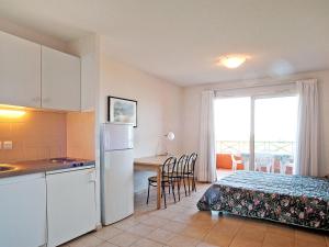 サン・フロランにあるApartment Suarella-1 by Interhomeのキッチン、ベッドルーム(ベッド1台、テーブル付)