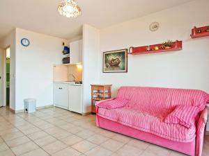 サン・フロランにあるApartment Suarella-1 by Interhomeのリビングルーム(ピンクのソファ付)、キッチンが備わります。