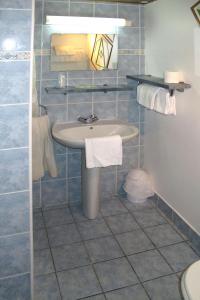 カルヴィにあるHoliday Home Tramariccia - CAL101 by Interhomeのバスルーム(洗面台、トイレ付)