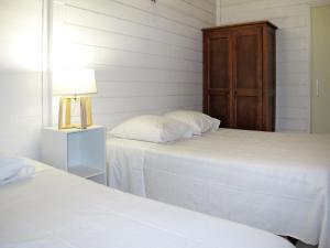 カルヴィにあるHoliday Home Tramariccia-3 by Interhomeのベッドルーム1室(ベッド2台、ナイトスタンドのランプ付)