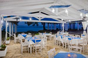 Ein Restaurant oder anderes Speiselokal in der Unterkunft Villa Spiaggia Bianca 