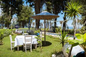 Un restaurant u otro lugar para comer en Villa Spiaggia Bianca