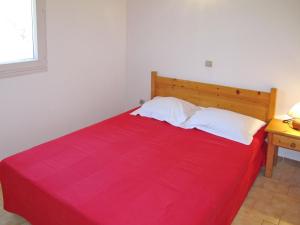 1 dormitorio con 1 cama con manta roja en Apartment Thalassa - CAL200 by Interhome, en Calvi