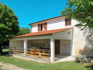 mały biały dom z werandą w obiekcie Holiday Home Narcis by Interhome w mieście Pazin