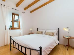 מיטה או מיטות בחדר ב-Apartment Villa Sand - PRC621 by Interhome