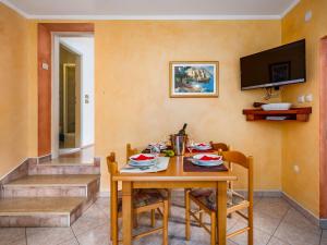 Televízia a/alebo spoločenská miestnosť v ubytovaní Holiday Home Hacienda by Interhome