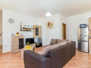 salon z kanapą i kuchnią w obiekcie Holiday Home Antoni by Interhome w mieście Pićan +18 zdjęć