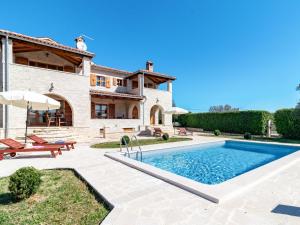 willa z basenem i domem w obiekcie Apartment Villa Sand-4 by Interhome w mieście Stifanići +14 zdjęć