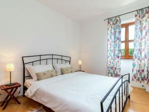 sypialnia z dużym łóżkiem i oknem w obiekcie Apartment Villa Sand-4 by Interhome w mieście Stifanići