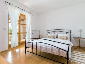 sypialnia z łóżkiem z białą pościelą i oknem w obiekcie Apartment Villa Sand-4 by Interhome w mieście Stifanići