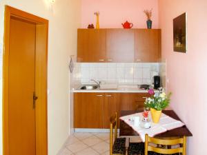 Kuchyň nebo kuchyňský kout v ubytování Apartment Smilja by Interhome