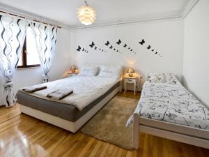 Postel nebo postele na pokoji v ubytování Apartment Kuki by Interhome + 10 fotografií