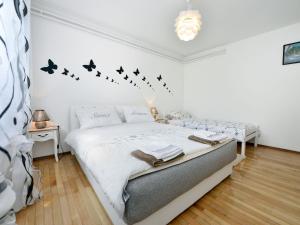 Postel nebo postele na pokoji v ubytování Apartment Kuki by Interhome