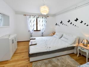 Postel nebo postele na pokoji v ubytování Apartment Kuki by Interhome