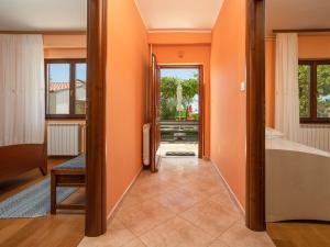 korytarz z pomarańczowymi ścianami i drzwiami do sypialni w obiekcie Apartment Jukić-3 by Interhome w mieście Kaštelir
