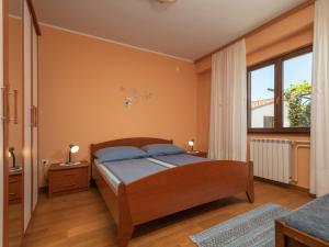 sypialnia z łóżkiem i dużym oknem w obiekcie Apartment Jukić-3 by Interhome w mieście Kaštelir