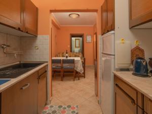 kuchnia i jadalnia ze stołem i lodówką w obiekcie Apartment Jukić-3 by Interhome w mieście Kaštelir +18 zdjęć