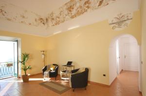 Palazzo Verone في سكالا: غرفة معيشة مع كرسيين وطاولة
