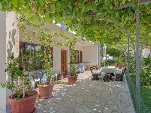 patio z doniczkami i stołem w obiekcie Apartment Jukić-3 by Interhome w mieście Kaštelir