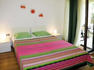 Apartment Viliam - ROJ530 by Interhome في كانافانار: غرفة نوم مع سرير مع بطانية ملونة عليه