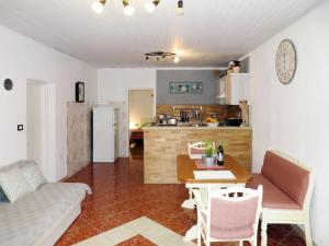 Apartment Viliam - ROJ530 by Interhome في كانافانار: غرفة معيشة مع طاولة ومطبخ