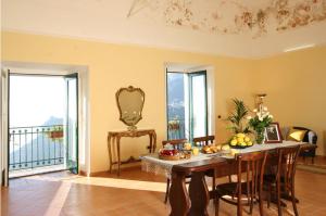 a dining room with a table with fruit on it at Palazzo Verone in Scala