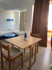 una stanza con un tavolo, due sedie e un letto di Gecko Blue, Es Pujols ET - 75 PL a Es Pujols