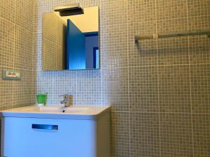 un bagno con lavandino e specchio di Gecko Blue, Es Pujols ET - 75 PL a Es Pujols