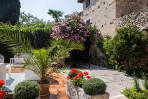 a courtyard with plants and flowers in a building at Albergo Mio Boutique Hotel in Lazise