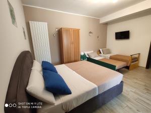 a hotel room with two beds and a tv at Il labirinto in Sulmona