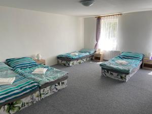 Säng eller sängar i ett rum på Penzion Dagmar