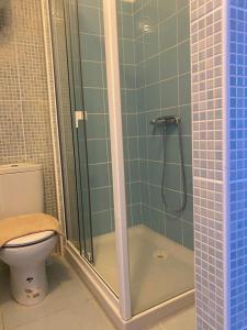 un bagno con doccia e WC di Gecko Blue, Es Pujols ET - 75 PL a Es Pujols