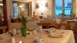 una mesa con platos de comida en la parte superior en Gasthaus Engel, en Bezau