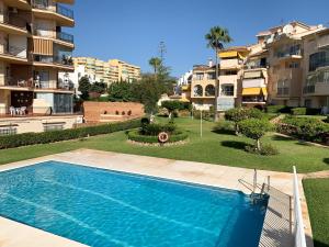 basen przed kilkoma budynkami mieszkalnymi w obiekcie Erisa Terral Apartments w mieście Torremolinos